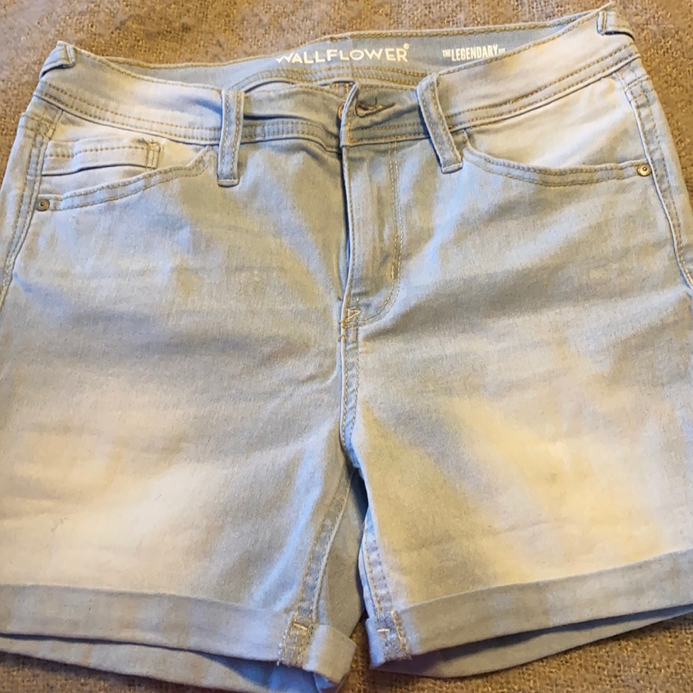 Wallflower light wash denim short. Size 9